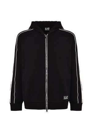 Zwarte zip-up hoodie van zachte stof. Heeft witte zijstrepen, een capuchon, voorzakken en een EA7-logo op de linkerbovenkant.