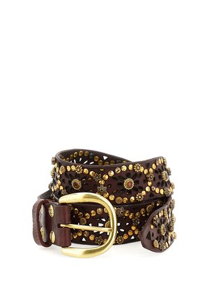 Cintura in pelle marrone scuro con borchie floreali dorate e una grande fibbia arrotondata in ottone, arrotolata su sfondo bianco.