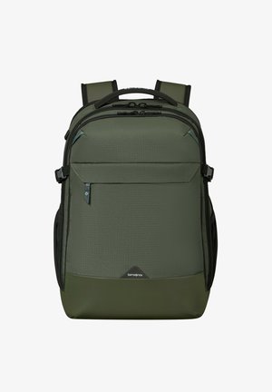 Dunkelgrüner Rucksack aus strukturiertem Stoff, mit gepolsterten Trägern, einem oberen Griff, zwei Fronttaschen und schwarzen Beschlägen. Verfügt über ein Logo auf der unteren Front.