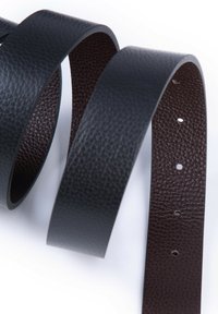 Czarny skórzany pasek o teksturowanym wykończeniu, z ciemnobrązowym spodem i kilkoma otworami do regulacji. Gładki, elastyczny design.