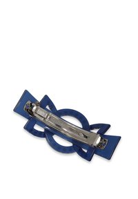 Fermaglio per capelli blu realizzato in plastica lucida con forme geometriche. Presenta una chiusura in metallo argento e accenti di design circolari.