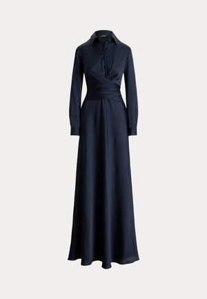 Robe longue bleu marine foncé à manches longues, avec un col, une patte de boutonnage et une taille froncée façon portefeuille, sur fond uni.