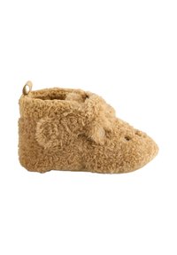 Chausson pour tout-petit en tan, moelleux, avec un bout arrondi, un tissu texturé, de petites oreilles sur les côtés et une étiquette en boucle à l'arrière pour un retrait facile.
