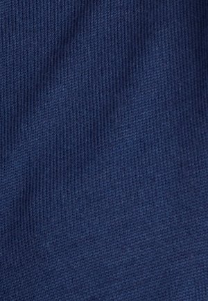 Tessuto a maglia blu navy con una finitura liscia e un motivo uniforme. La superficie presenta una sottile rigatura e una trama coerente in tutto il tessuto.