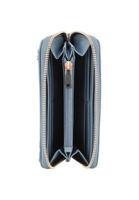 Modrá peněženka na zip s texturovaným povrchem, zlatými doplňky a třemi přihrádkami, včetně jedné kapsy na zip. Interiér má hladkou látku.