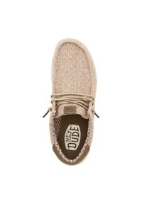 Scarpa beige senza lacci con tomaia in tessuto testurizzato, dettagli piatti delle lacci e una fodera interna marrone a contrasto. Logo visibile all'interno.