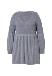 Tunique grise en tricot à manches longues, décolleté en V profond et ourlet évasé. Le côtes texturé contraste visuellement avec le tissu lisse.