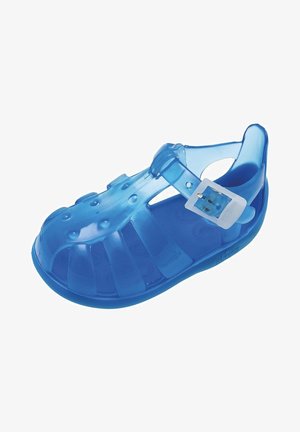 Niebieska przezroczysta plastikowa sandałka dla malucha z regulowanym paskiem i klamrą, zamknięty czubek i otwory wentylacyjne na górze.