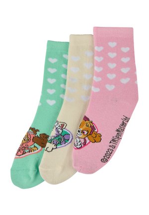 Drei Paar knöchelhohe Socken: mintgrün mit weißen Herzen, beige mit weißen Herzen und Grafik, rosa mit weißen Herzen und Grafik.