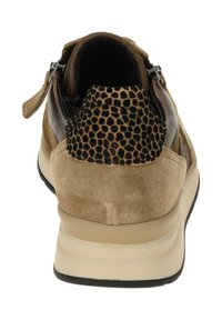 Baskets en suède marron avec un talon en imprimé animal noir texturé, fermeture éclair et une semelle en caoutchouc beige rembourrée.