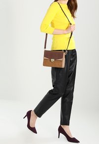 United Colors of Benetton Svetr - yellow