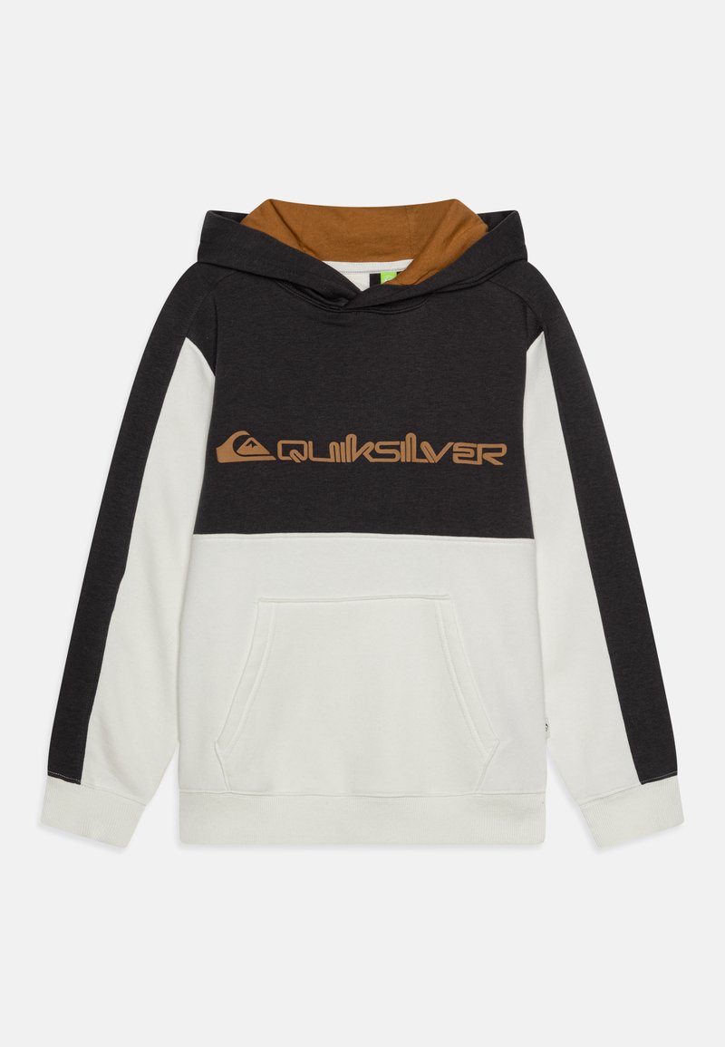 Sudadera con capucha que presenta un cuerpo negro, mangas blancas y un interior marrón, con un bolsillo frontal tipo canguro y el logo de Quiksilver en dorado.