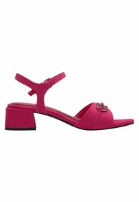 Růžové semišové sandály na blokovém podpatku s otevřenou špičkou, nártní páskem a dekorativním kruhovým kováním na svršku.