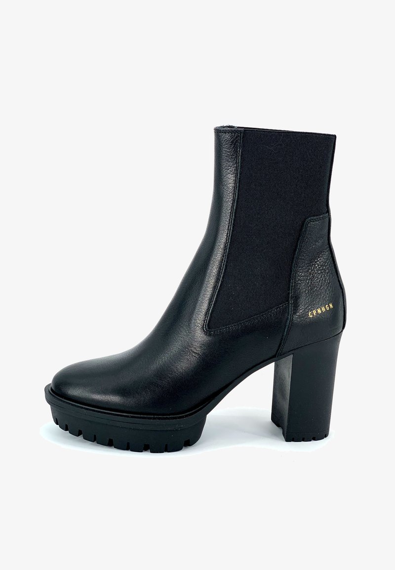Bottine en cuir noir avec panneaux latéraux élastiques, talon bloc épais, semelle crantée et petit logo doré "CPNHGN" sur le talon.