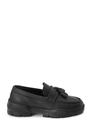 Czarny skórzany mokasyn z frędzlami, grubą gumową podeszwą i przeszyciami typu moc toe, zaprojektowany do noszenia na co dzień lub na półformalne okazje.