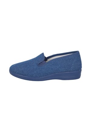 Zapato azul tipo mocasín con parte superior de tela, panel lateral elástico y suela de goma baja, diseñado para uso casual en interiores o para actividades ligeras al aire libre.