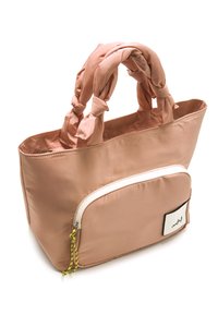 Sac tote en satin rose avec des anses nouées, doté d'une poche avant avec une fermeture éclair blanche et une étiquette noire, texture lisse et forme structurée.
