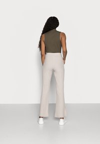 Gina Tricot Petite Tygbyxor - beige