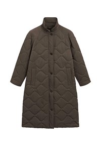 Cappotto lungo marrone in tessuto trapuntato con colletto rialzato, bottoni frontali, tasche laterali e maniche lunghe, posato su uno sfondo bianco.