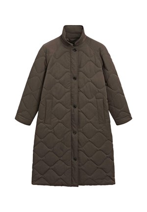 Cappotto lungo marrone in tessuto trapuntato con colletto rialzato, bottoni frontali, tasche laterali e maniche lunghe, posato su uno sfondo bianco.