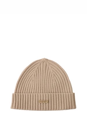 Beanie in maglia beige con costine verticali, orlo pieghevole e un'etichetta testurizzata con il logo "BELLEMMERE NEW YORK" al centro.