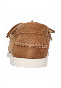 Braune Wildlederbootsschuhe mit beigem Nähen, weißer Gummisohle und goldfarbenen Ösen für die Schnürsenkel. Abgerundetes Design an der Rückseite mit einem lässigen Erscheinungsbild.