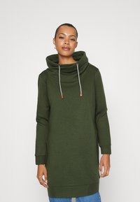 Olivgrön hoodieklänning med hög krage, dragsnören och två sidofickor. Mjukt tyg med avslappnad passform och långa ärmar.