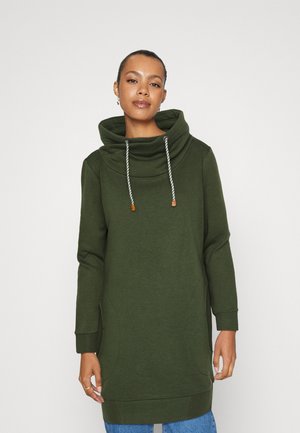 Robe à capuche verte olive avec un col haut, des cordons de serrage et deux poches latérales. Tissu doux avec une coupe décontractée et des manches longues.
