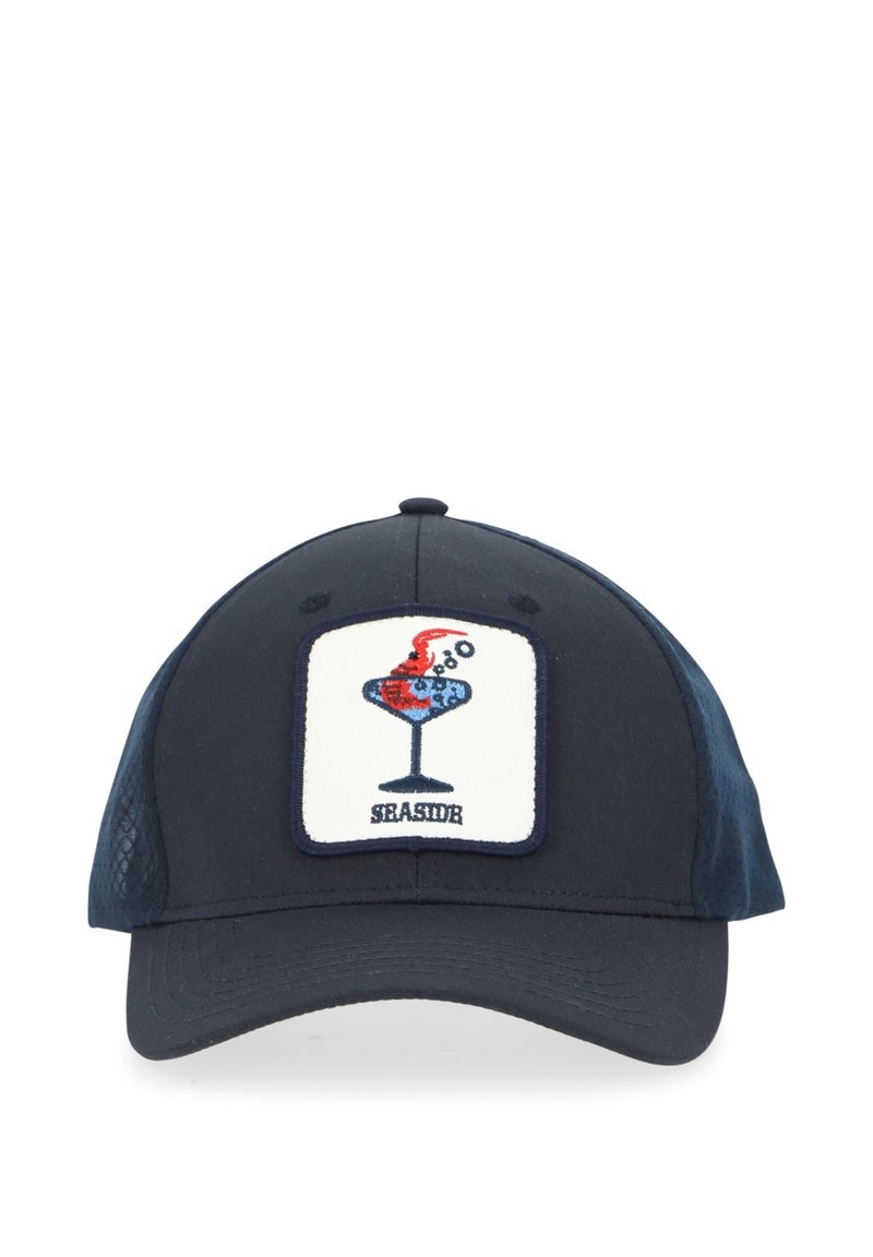 Marineblå kasket med netbag, prydet med et firkantet patch. Patch'et har et design af et cocktailglas med klare farver og teksten "SEASIDE" nedenunder.