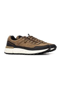 Zapatillas de ante marrón con acentos negros, puntera de goma y mediopie blanco salpicado. Cuenta con un diseño de cordones y una lengüeta texturizada.