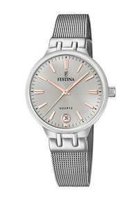 Reloj de pulsera de cuarzo plateado con un dial circular gris, detalles en oro rosa y correa de malla de acero inoxidable. Presenta pantalla de fecha y un diseño minimalista.