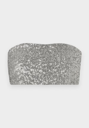Haut bandeau en sequins argentés avec un design incurvé, une texture lisse et une finition scintillante. Présente une silhouette simple sans bretelles.