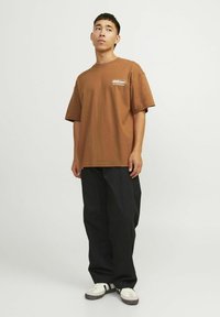 Jack & Jones JORURBAN EDGE GRAPHIC TEE SS CN SN - Marškinėliai su spaudiniu - mocha bisque