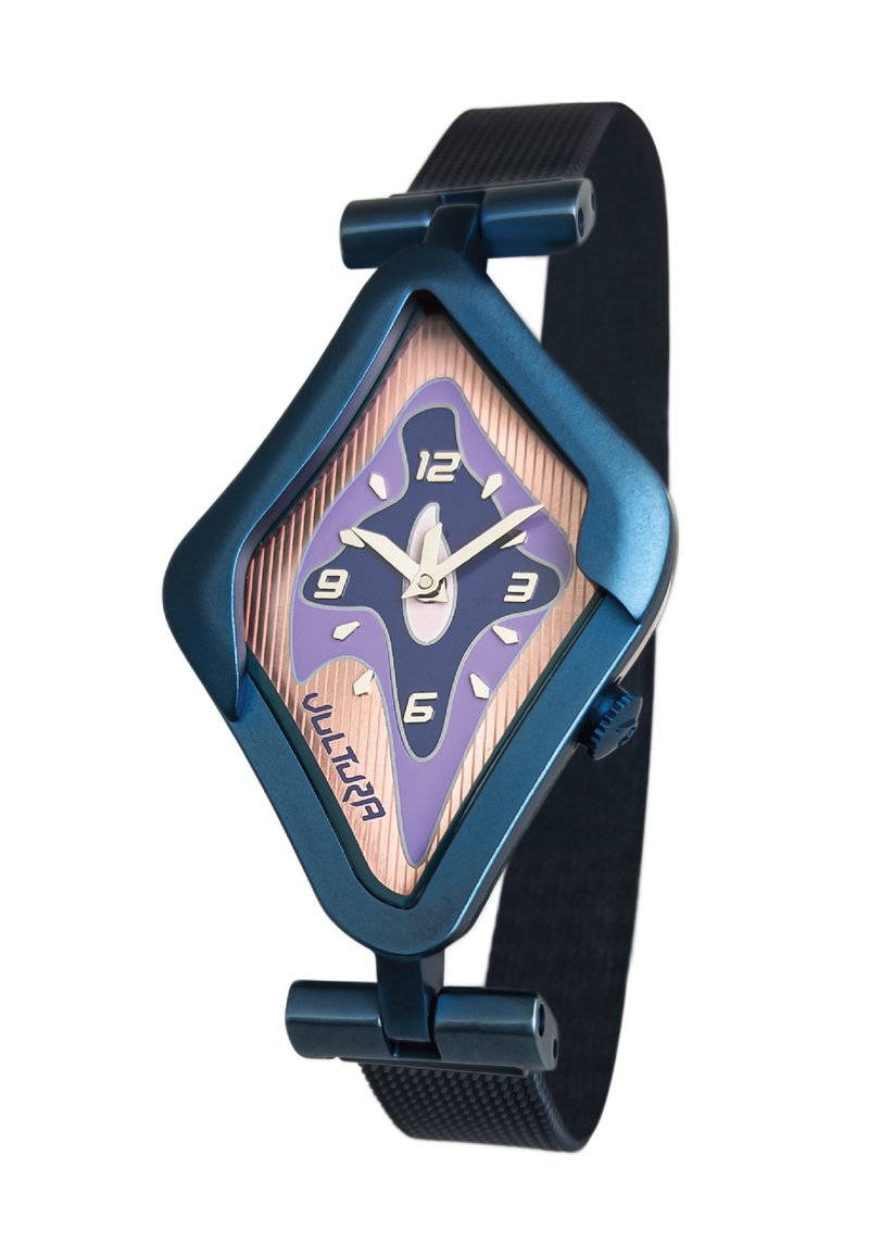 Montre à quartz avec un boîtier en métal bleu, un cadran violet en forme de diamant, des accents en or rose et un bracelet noir texturé. Comprend des marqueurs d'heure et des aiguilles.