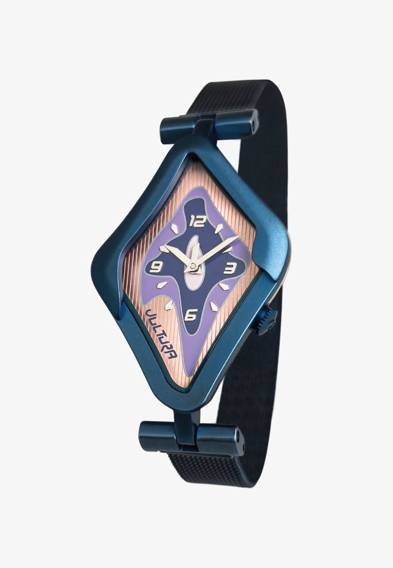 Kvartsur med et blåt metalhus, diamantformet lilla urskive, roseguld detaljer og et struktureret sort læderrem. Inkluderer timemarker og visere.