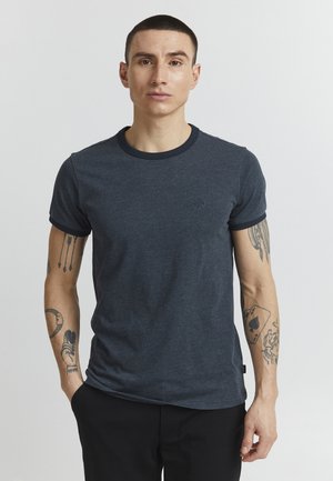 Mørkeblå bomuld t-shirt med ribbet rund halsudskæring og korte ærmer, der har et lille logo på brystet og en glat tekstur.