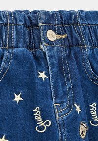 Guess STICKEREI - Slimfit džínsy - blau
