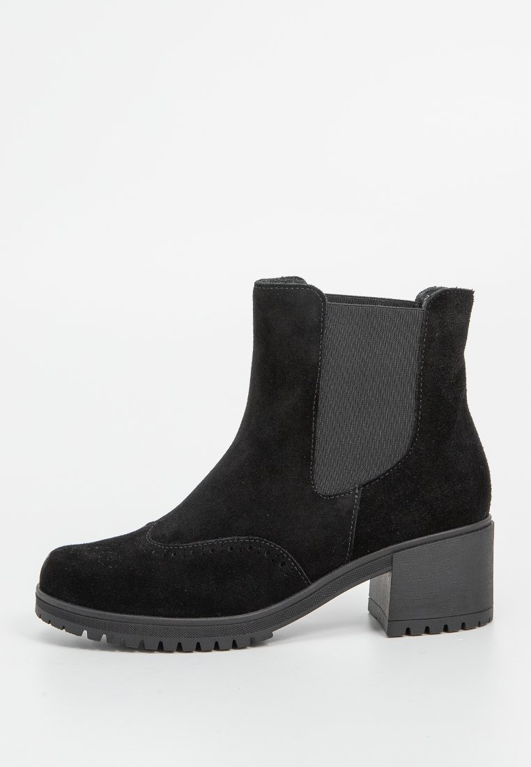 Bottine en suède noir avec un talon épais, des panneaux latéraux élastiques et des coutures détaillées. La semelle présente une semelle robuste pour une meilleure adhérence.