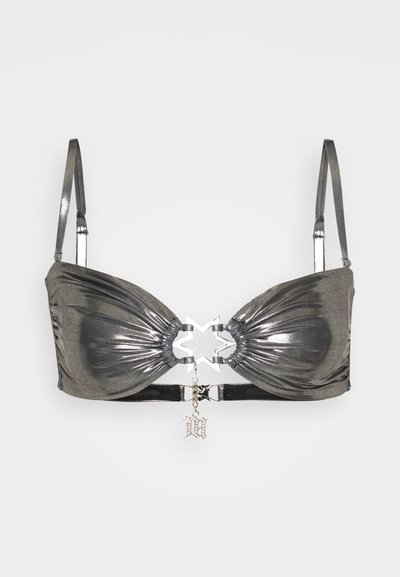 Metallic grå bh med veck, stjärnformad accent i mitten och ett dekorativt hänge. Har justerbara spännen och en slät yta.