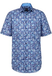 Camicia a maniche corte con un motivo floreale blu su uno sfondo blu navy, con un'apertura a bottoni sul davanti e un colletto azzurro a contrasto.