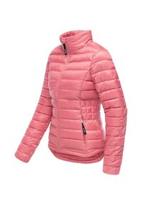 Różowa, lekka, ocieplana kurtka z długimi rękawami, stójką, zamkiem błyskawicznym z przodu i zamykanymi na zamek kieszeniami po bokach.