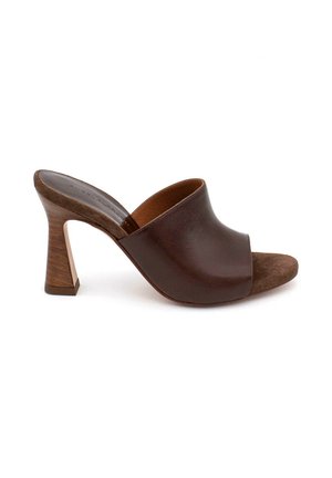 Mule in pelle marrone con punta aperta, tacco a blocco in legno e fascia superiore larga, mostrata su sfondo bianco.