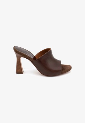 Mule in pelle marrone con punta aperta, tacco a blocco in legno e fascia superiore larga, mostrata su sfondo bianco.