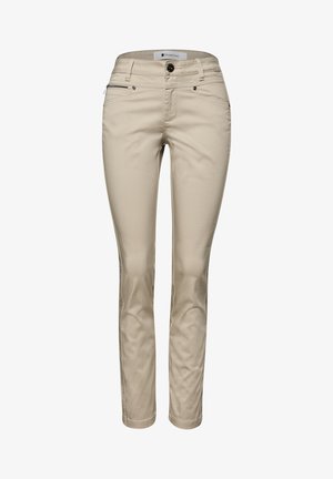 Pantaloni beige slim fit con bottone e cerniera frontale, due tasche anteriori e passanti per cintura, mostrati su uno sfondo bianco.