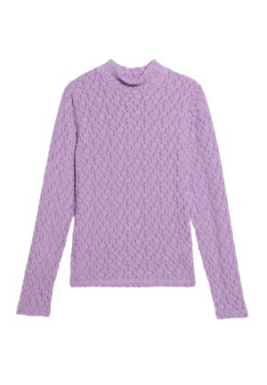 Helllila gestrickter Rollkragenpullover mit strukturiertem Muster und langen Ärmeln, ausgestattet mit einem dezenten Rippenkragen und elastischen Bündchen.