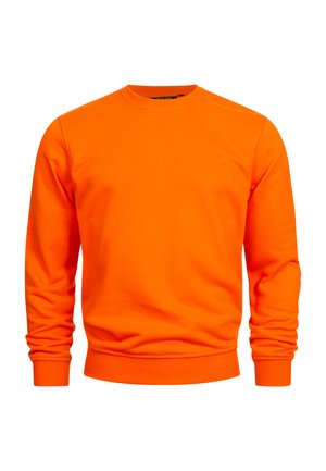 Heldere oranje lange mouwen trui met geribbelde manchetten en zoom, minimaal logo op de linkerborst, weergegeven op een witte achtergrond.