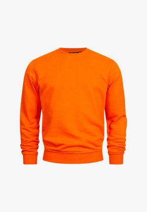 Heldere oranje lange mouwen trui met geribbelde manchetten en zoom, minimaal logo op de linkerborst, weergegeven op een witte achtergrond.