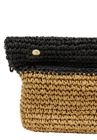 Torebka z plecionej wikliny z czarnym wierzchem i naturalnym dnem, z okrągłym zapięciem w złotym odcieniu i fakturowanym wykończeniem. Kompaktowy design.