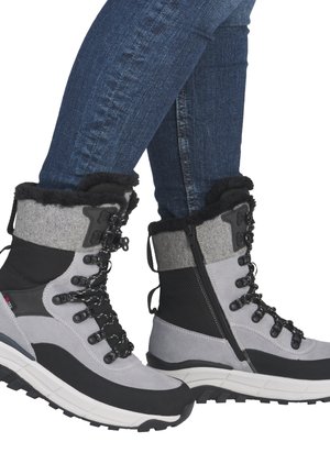 Graue und schwarze Stiefel mit einem gefütterten Kragen aus Fell, Schnürung vorne und seitlichem Reißverschluss, aus Wildleder und synthetischen Materialien gefertigt, mit einer strukturierten Sohle.