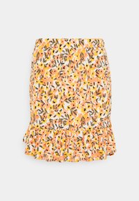 Floraler Minirock in Weiß, mit einem lebhaften Muster aus orangefarbenen und gelben Blumen mit grünen Blättern. Enthält einen Rüschensaum.